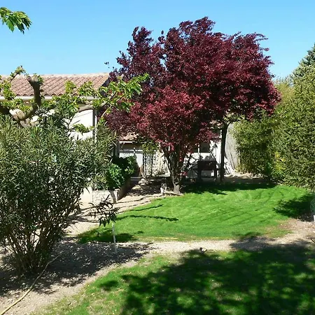D'hotes Chez Cecile A Bed & Breakfast *